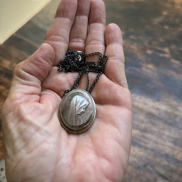 Sterling silver and carved abalone shell Virgin Mary necklace or brooch pin - Picture 6 of 8